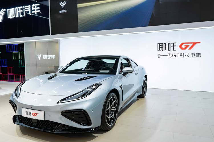 东莞100哪吒汽车在智能汽车领域的表现，领途汽车在新能源汽车市场中的影响力